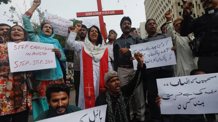 Protest křesťanů po útocích na kostely v Pákistánu