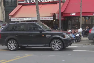 Paříž míří k vyšším poplatkům za parkování pro řidiče SUV