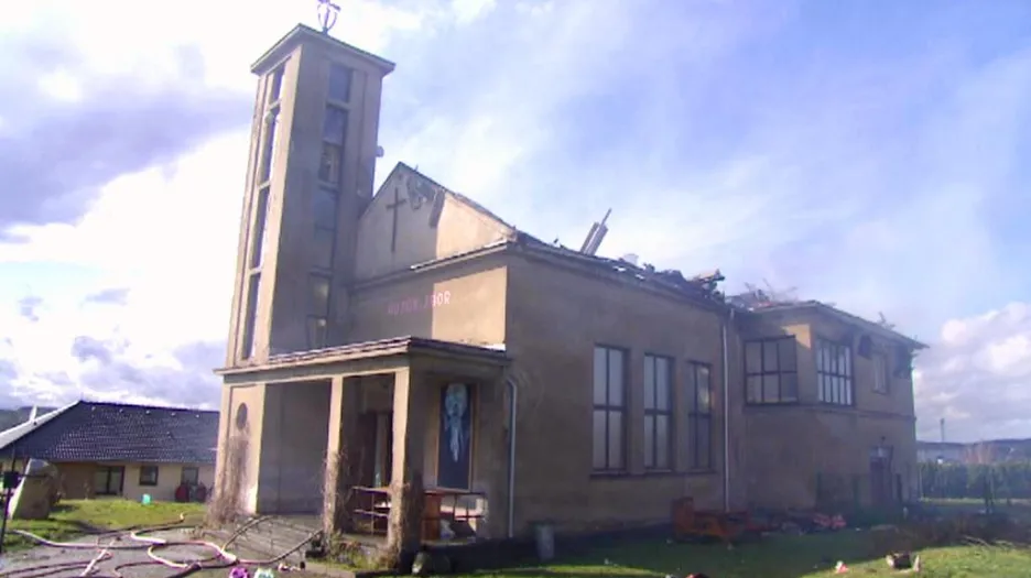 Kostel v Mirovicích zachvátil požár