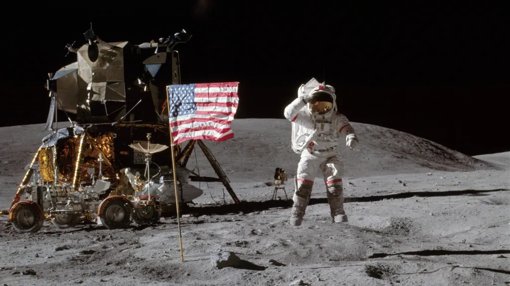 Archivní snímek amerického astronauta Johna W. Younga na Měsíci
