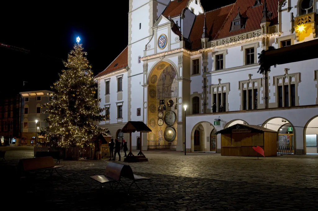 Vánoční strom v centru Olomouce se rozzářil 29. listopadu kvůli pandemii netradičně už v 6 hodin ráno, aby se sešlo co nejméně diváků. Přítomno bylo jen několik novinářů a olomoucký primátor, který strom rozsvítil