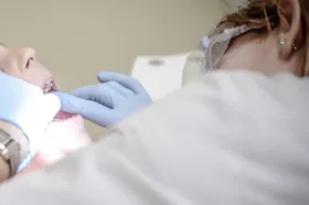 Soud přiznal odškodné rodičům, jejichž syn zemřel po vytržení zubu