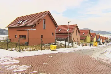 Obce lákají mladé obyvatele na výhodné ceny pozemků. Pak jim musí zajistit místo ve školkách
