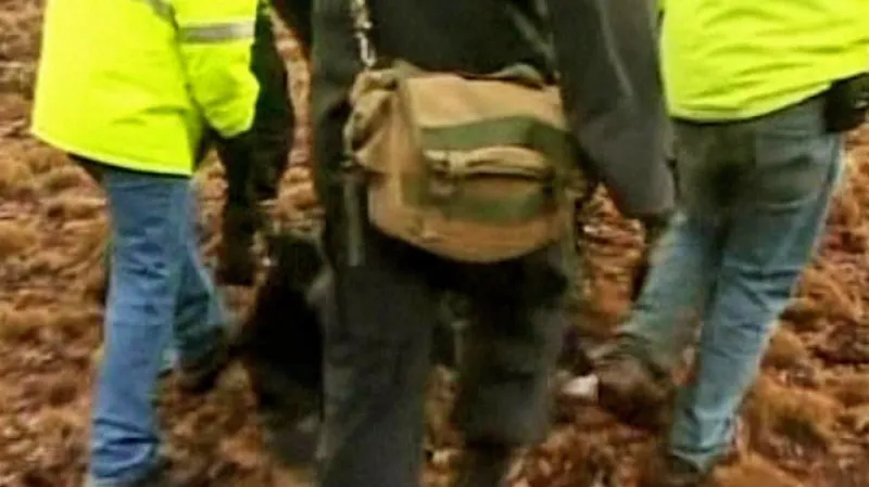 Peruánští záchranáři s obětí havárie vrtulníku