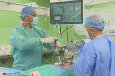 Neurochirurgům v ÚVN pomáhá při operacích páteře robot
