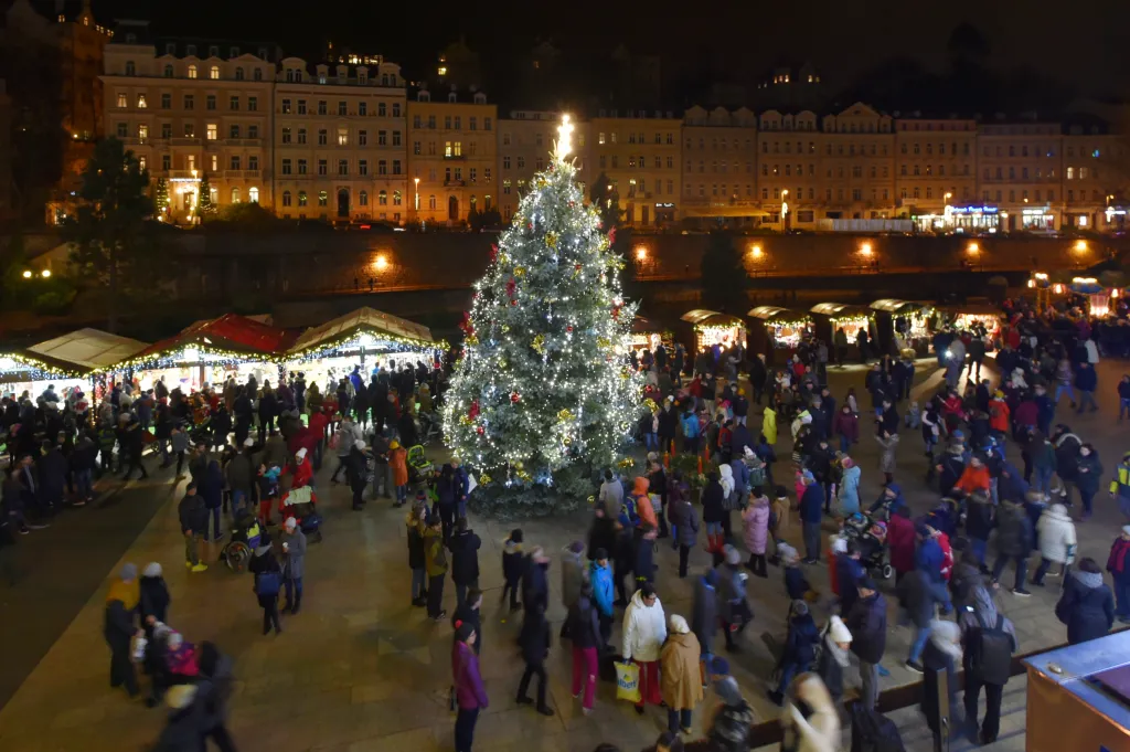 Adventní nálada blízko promenády v Karlových Varech