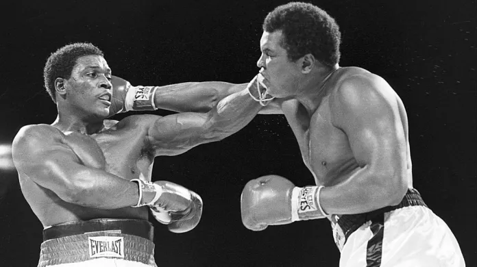 Boxer Muhammad Ali (vpravo)