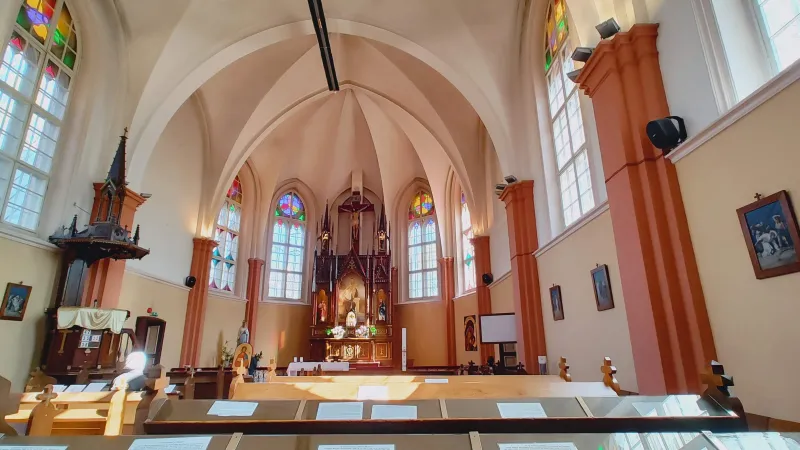 Interiér kostela Neposkvrněného početí Panny Marie v Tartu z roku 1899