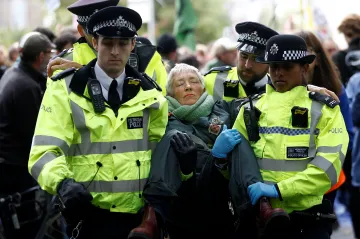 Spoutaní řetězy i převlečení za včely. Aktivisté v Evropě i Austrálii burcují světové vlády kvůli klimatu 