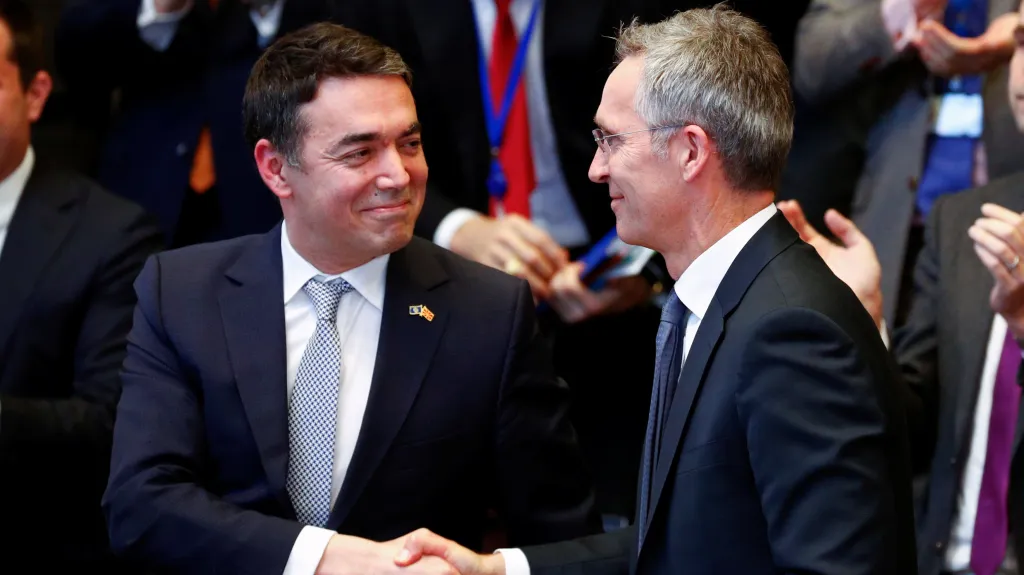 Makedonský ministr zahraničí Nikola Dimitrov s generálním tajemníkem NATO Jensem Stoltenbergem