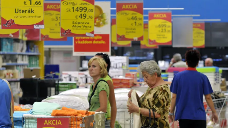 Zatímco v roce 2008 sloužily dvojí ceny  k usnadnění přechodu země na euro, tentokráte to bude z důvodu snížení daně z přidané hodnoty (DPH)