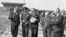 Britská delegace fondu „Lidice budou žít“ s Barnettem Strossem (uprostřed v brýlích) v Lidicích v roce 1947
