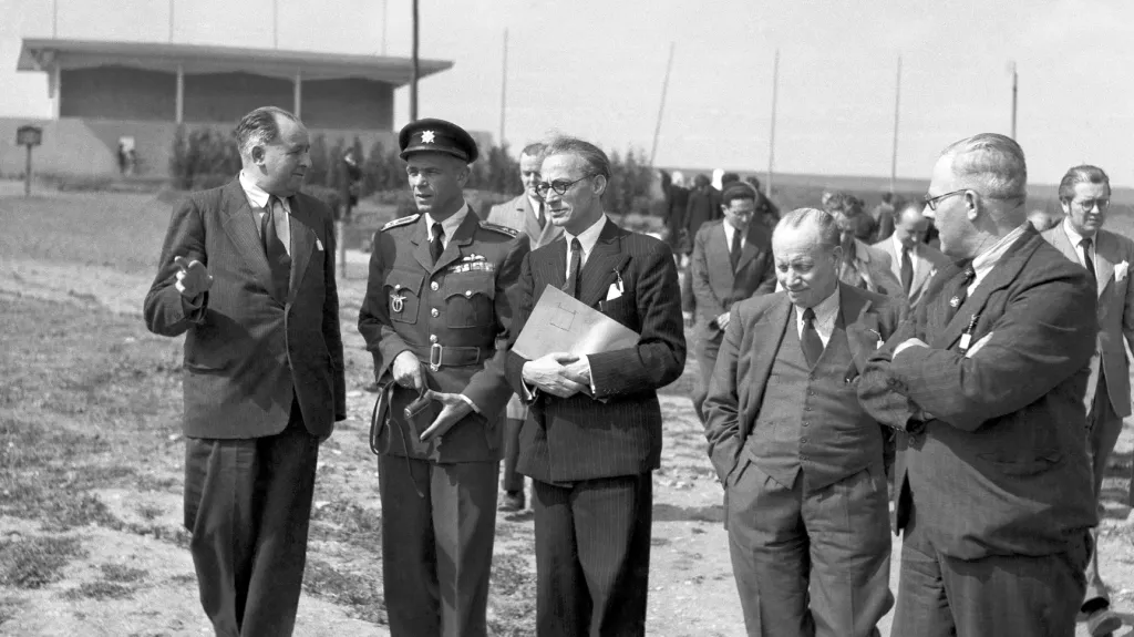 Britská delegace fondu „Lidice budou žít“ s Barnettem Strossem (uprostřed v brýlích) v Lidicích v roce 1947