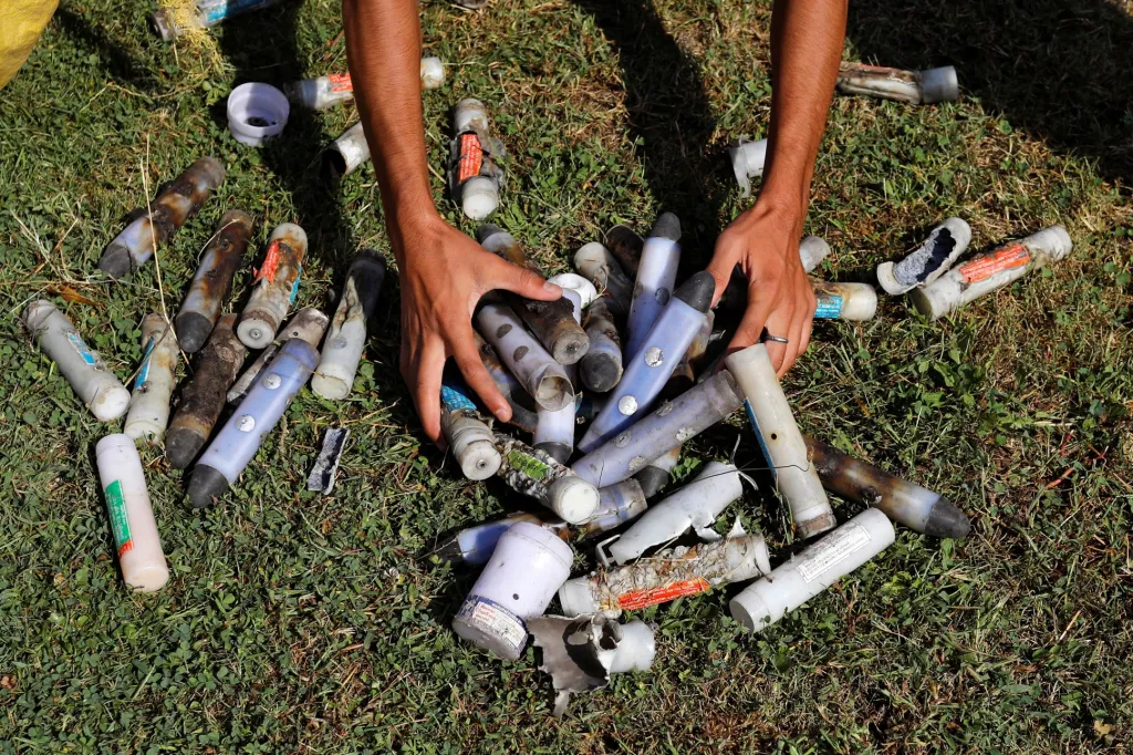 Muž z Kašmíru ukazuje obaly od slzného plynu a omračující granáty vypálené indickými bezpečnostními silami během protestů v Ancharu