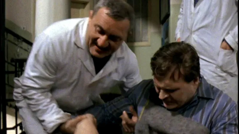 Připomeňte si: Zdeněk Srstka jako Korejs v seriálu Sanitka (1984)