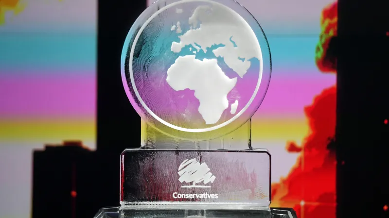 Tající ledová socha se Zemí a logem konzervativců nahradila Borise Johnsona, které odmítl přijít do televizní debaty