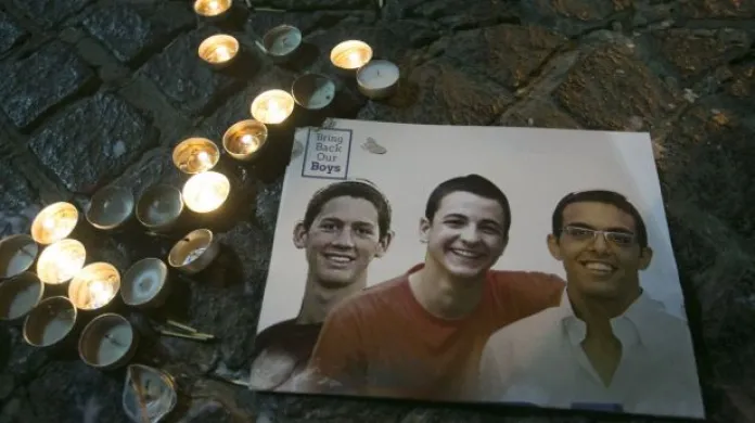 Izrael pohřbil zabité mladíky, plánuje pomstu