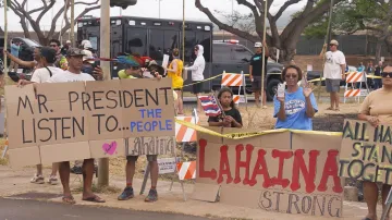 Lidé drží transparenty „Pane prezidente, naslouchejte lidem“