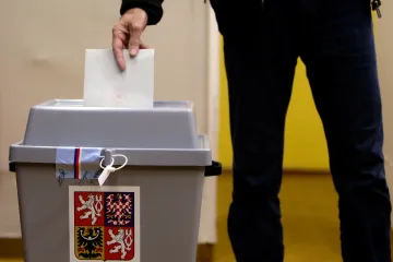 Schůze ke druhému čtení návrhu o korespondenční volbě zabrala dvacet hodin