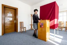 V Česku odpoledne začínají volby do sněmovny, někde budou i referenda