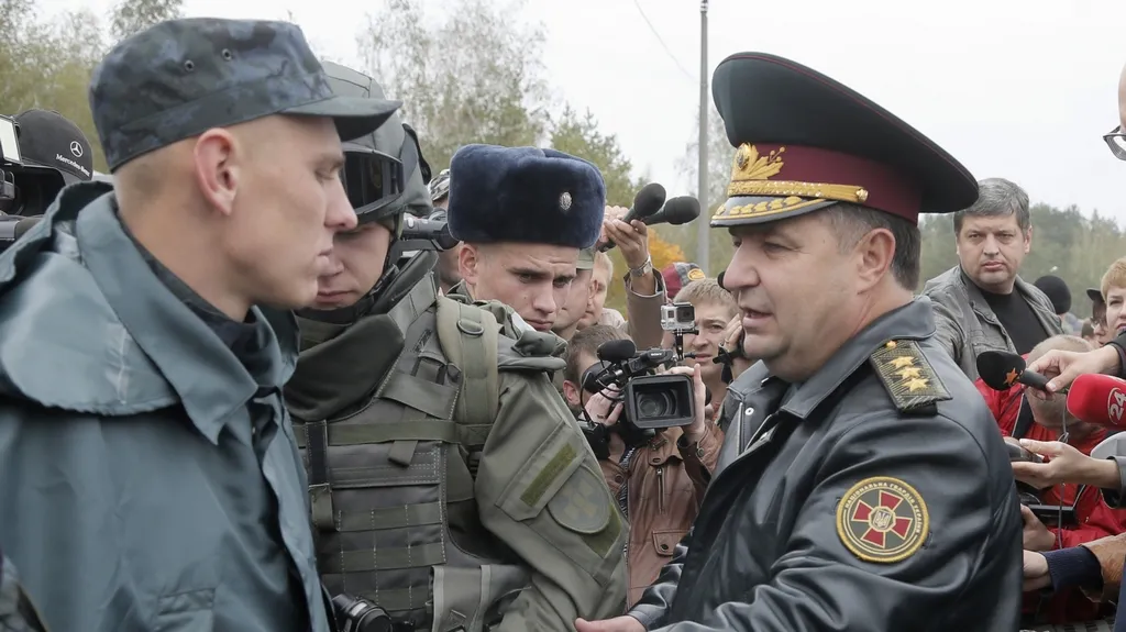 Stjepan Poltorak na inspekci vojenské základny nedaleko Kyjeva
