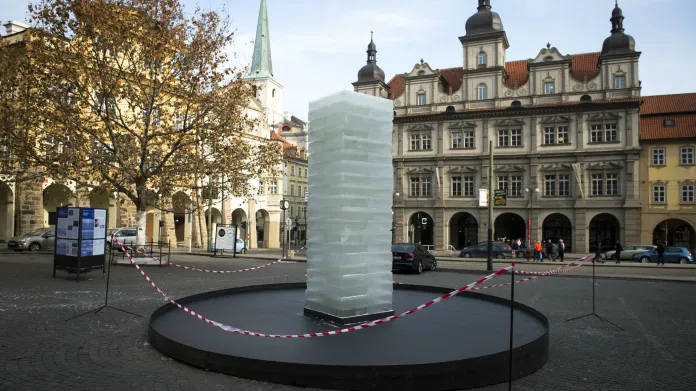 „Procesuální instalace“ – experimentální ledový sloup na Malostranském náměstí