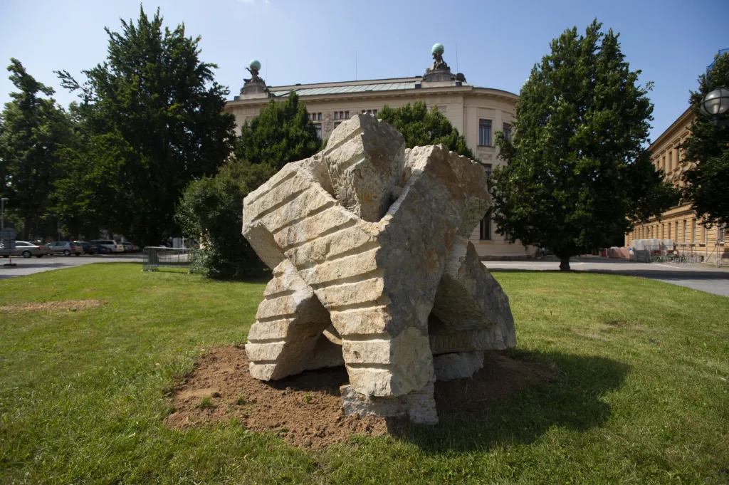 Od roku 2014 se koná jako bienále, tedy s pokračováním vždy po dvou letech. Na tento cyklus organizátoři přešli proto, že na každoroční udržení standardu akce nebylo dost peněz. Na snímku je dílo Roberta Schmidta Matta s názvem Hra v kostky