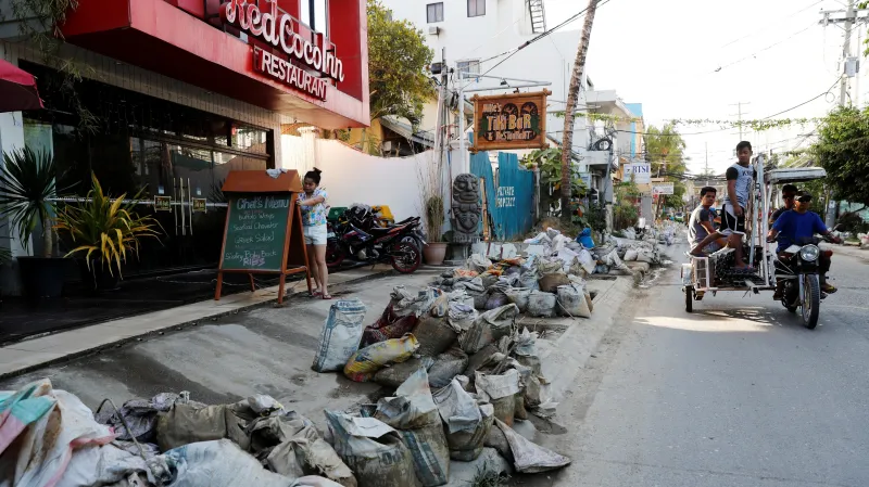 Odpadky před restauracemi na ostrově Boracay