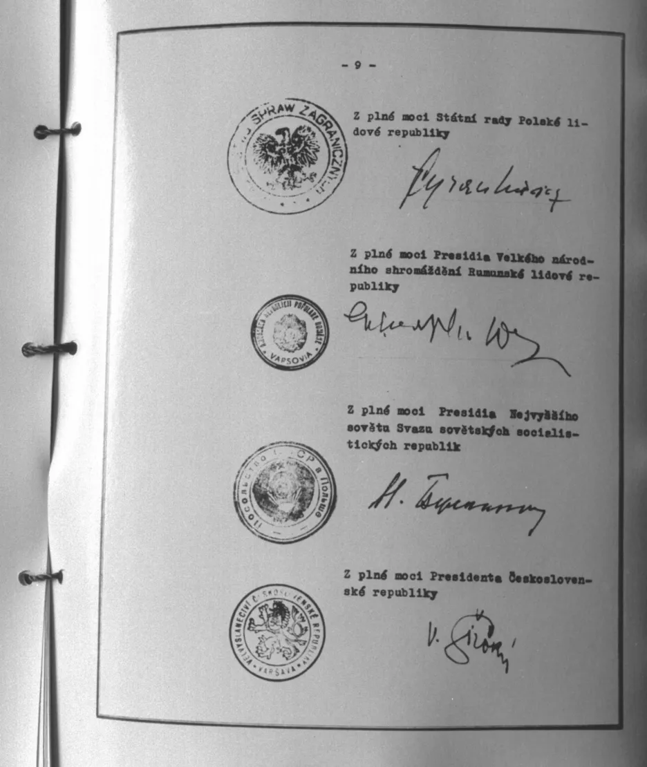 Varšavská smlouva byla podepsána 14. května 1955 na konferenci ve Varšavě. Na snímku je originál podepsaný během schůzky zakládajících stran. Dole na smlouvě je podpis tehdejšího předsedy československé vlády Viliama Širokého