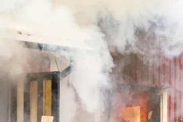 Objednali si zapálení domu, aby získali miliony. Pojistných podvodů přibývá