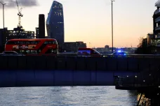 Útok v Londýně má dvě oběti. Muže s atrapou vesty s výbušninou policie zastřelila