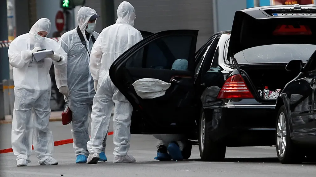 Kontrola auta bývalého řeckého předsedy vlády Lucase Papademose po detonaci obálky