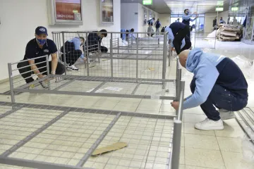 Hokejisté poskládali na brněnském výstavišti postele pro personál nemocnice. Lůžka pro pacienty zatím nedorazila