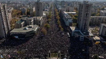 Srbové si připomínají smrt šestnácti lidí v Novém Sadu