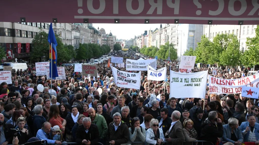 Pražská demonstrace proti Andreji Babišovi a Miloši Zemanovi