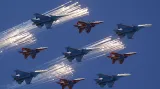 Letouny MiG-29 a Su-30 při nácviku před oslavami Dne vítězství