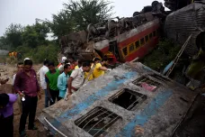 Počet obětí nehody vlaků v Indii se blíží třem stům, zraněných je tisíc