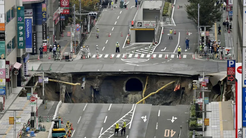 Kráter uprostřed rušné ulice ve Fukuoce