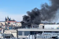 U Václavského náměstí v Praze hořela lepenka na střeše hotelu. Tramvaje jezdily odklonem