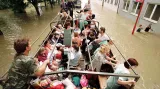 Matky s novorozenci na korbě vojenského nákladního auta při evakuaci více než 600 lidí z nemocnice v Uherském Hradišti 12. července 1997