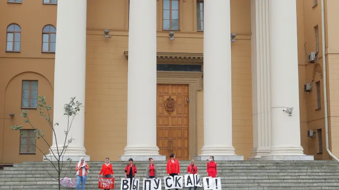 Demonstrantky před běloruskou KGB s nápisem „propouštěj“ odkazujícím na politické vězně, 19. srpna 2020
