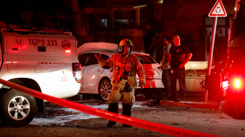 Následky dopadu rakety z Pásma Gazy v Aškelonu