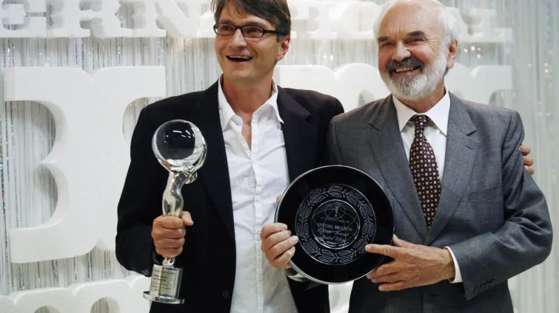 Zdeněk Svěrák (vpravo) a Jan Svěrák na MFF Karlovy Vary v roce 2010, kdy získali zvláštní cenu poroty za pohádku Kuky se vrací.