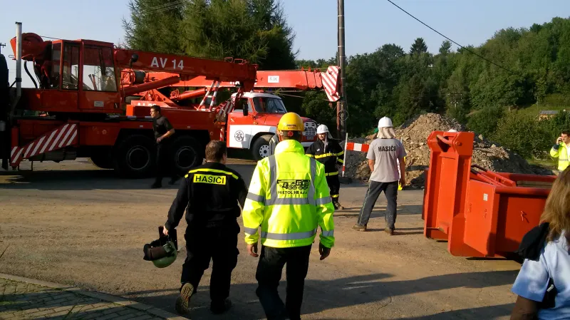 Hasiči u zříceného silničního mostu u Vilémova na Havlíčkobrodsku