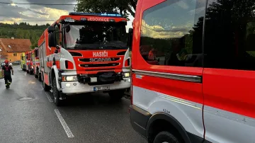 Hasiči zachránili během silných dešťů uvázlou skupinu osmi lidí v podzemní ferratě v Moravském krasu