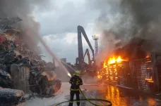 V Ostravě hoří autovrakoviště, lidé v okolí by neměli větrat