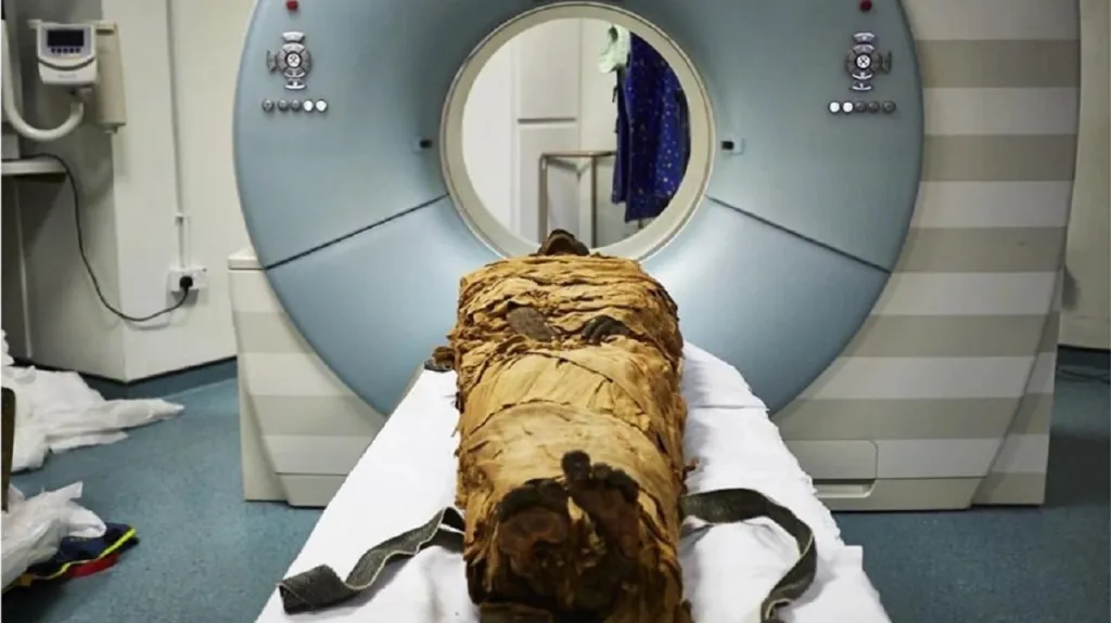 Skenování mumie kněze