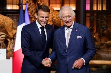 Karel III. promluvil jako první britský král ve francouzském senátu. Varoval před hrozbou oteplování