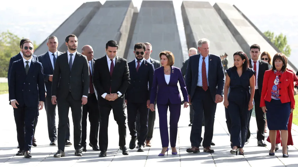 Nancy Pelosiová a předseda arménského parlamentu Alen Simonjan u památníku genocidy v Jerevanu