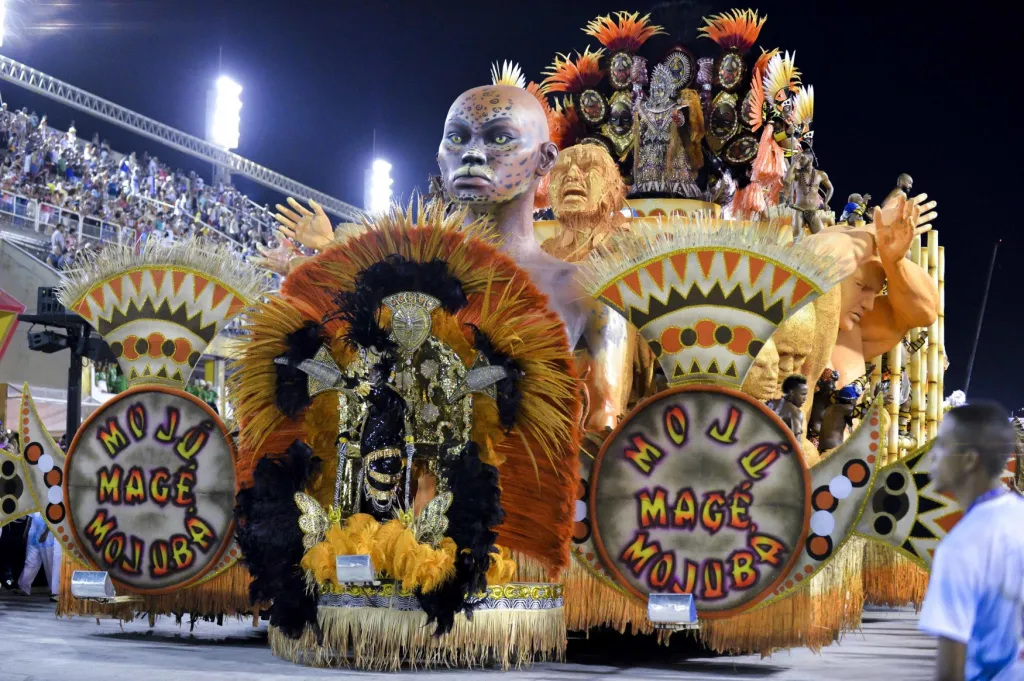 Přehlídka tanečních škol na Sambodromu během karnevalu v Riu 2018